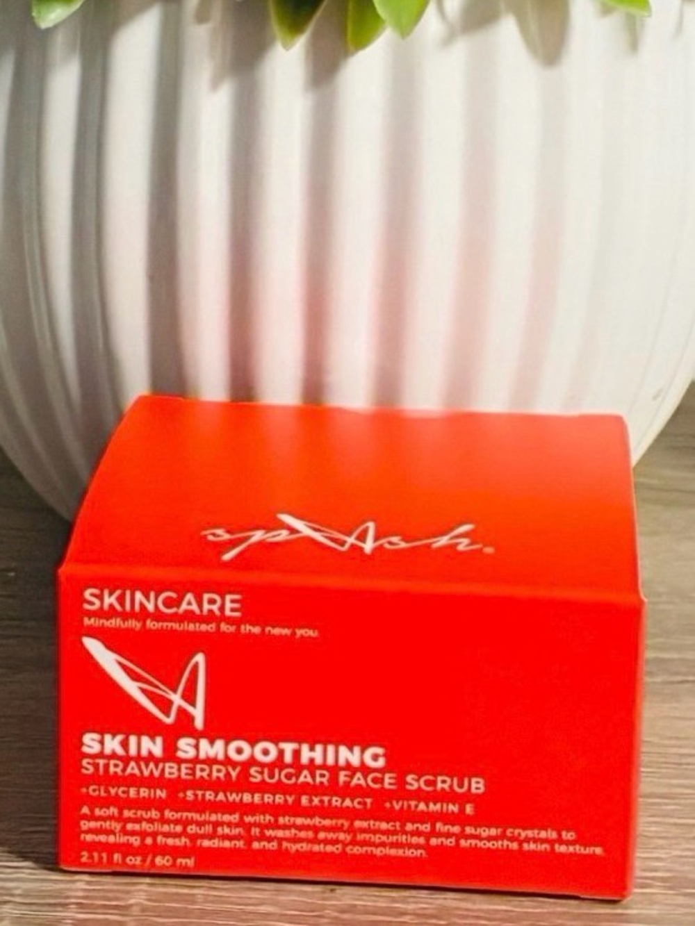 SPLASH SKINCARE Skin Smoothing Strawberry Sugar Face Scrub